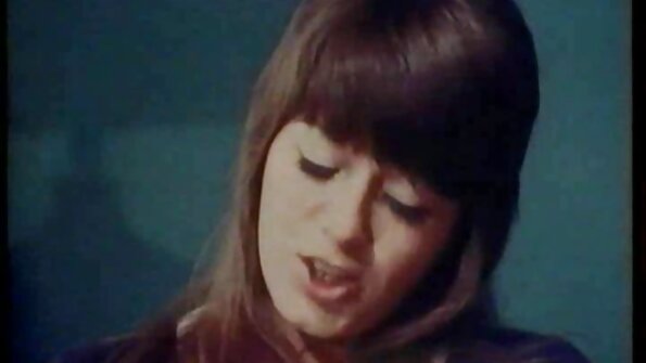 Un amator este filmat în secret în timp ce primește un cocoș în pisică