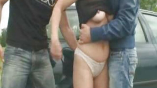 Un bimbo cu fund mare cu tatuaje este futut din spate