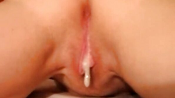 O femeie cu părul negru, cu un corp întunecat, este bătută în fanta