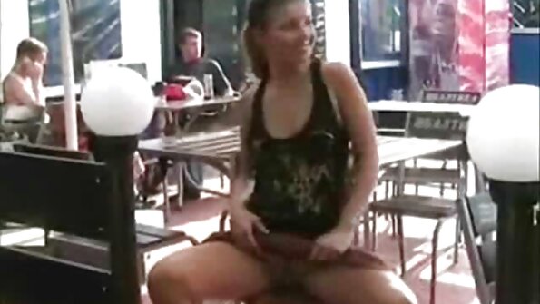 O adolescentă sexy dă o treabă cu piciorul unui tip cu mama ei vitregă
