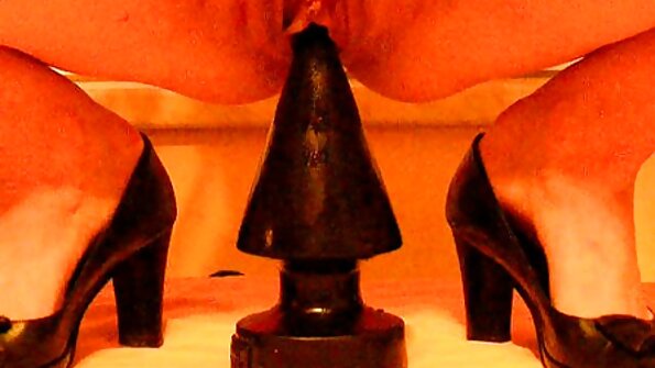 O brunetă cu un piept considerabil își întinde fundul suculent