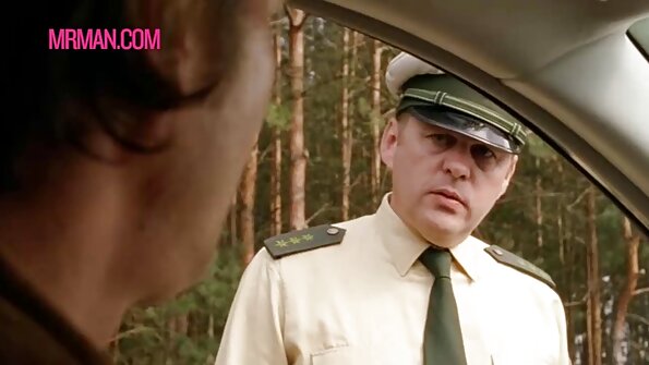 O blondă bimbo face un videoclip cu dublă penetrare într-un trio