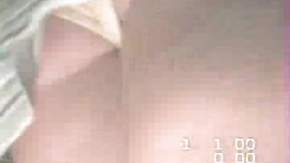 Un bimbo cu sânii mici își simte pizda udă cum se dă bine cu degetele