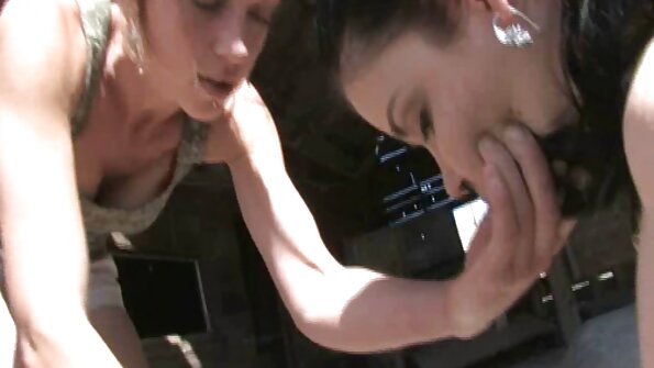 O miere neagră care are o păsărică rasă își freacă pizda udă și suculentă