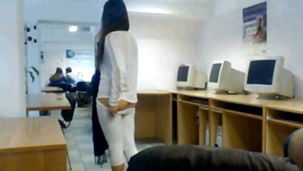O blondă fină își unge ejacul peste păsărica ei suculentă și sexy
