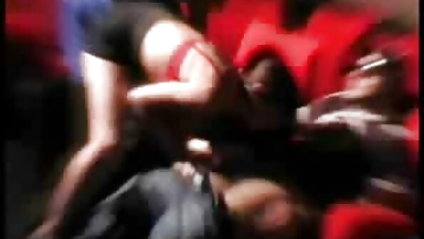 O brunetă drăguță căreia îi place să suge își unge rujul pe un cocoș