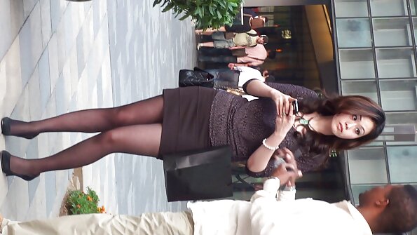 O curvă slabă cu un fund rotund drăguț se dezbrăcă în timpul unui masaj