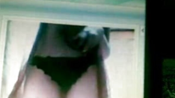 O micuță sexy Wendy își lingă păsărica și, de asemenea, se umple
