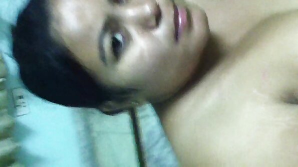 O doamnă de culoare care are sânii mici și un fund mare în formă primește un stâlp alb