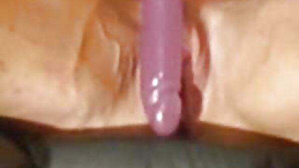 O blondă cu un corp slab primește un penis negru în gură