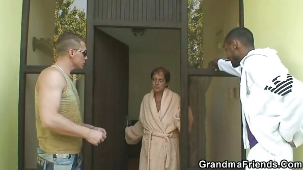 O brunetă care adoră să facă sex este goală pe pat, fiind bătută