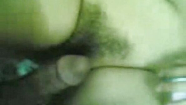 O fată își ia bărbatul cu o curea pe canapea în acest videoclip